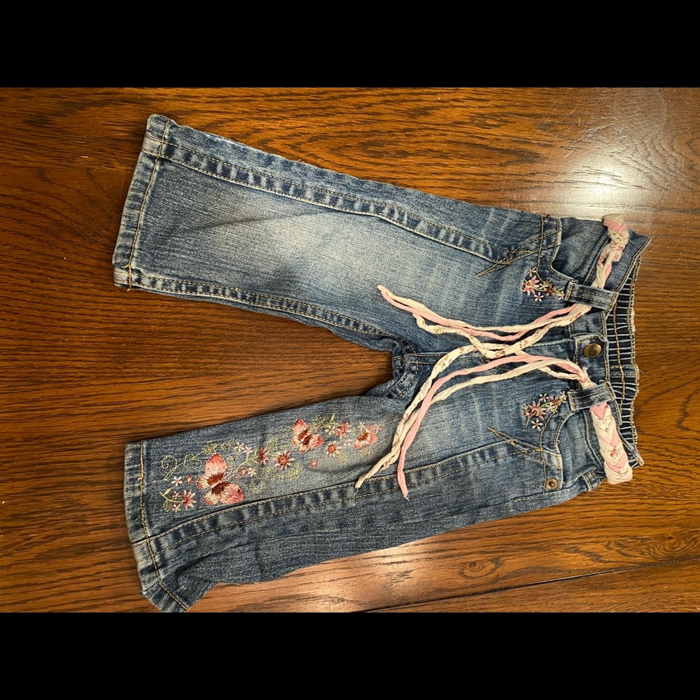 Cute Bongo Capris Jeans w/ Beautiful Embroidery!